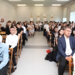 Uczniowie i nauczyciele podczas akademii 3