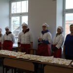 Uczniowie żywienia z kremówkami