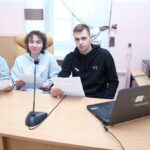 Uczniowie w radiowęźle