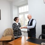 Pan Dyrektor z uczennicą i kremówką