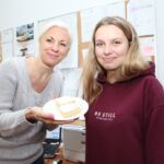 Pani Kierownik PNZ z uczennicą i kremówką