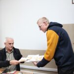 Nauczyciel z uczniem i kremówką