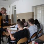 Uczniowie rozdają kremówki uczniom 3