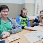 Uczniowie rozdają kremówki uczniom 4
