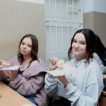 Uczennice z kremówkami 2
