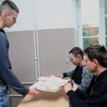 Uczniowie rozdają kremówki uczniom 5