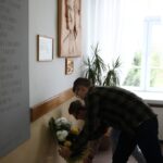 Złożenie kwiatów pod płaskorzeźbą