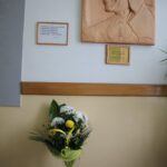 Kwiaty pod płaskorzeźbą