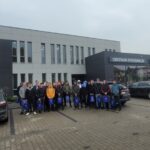 Uczniowie pod siedzibą firmy