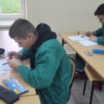 Uczniowie mechanizacji podczas pisania