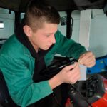 Uczniowie mechanizacji podczas części praktycznej