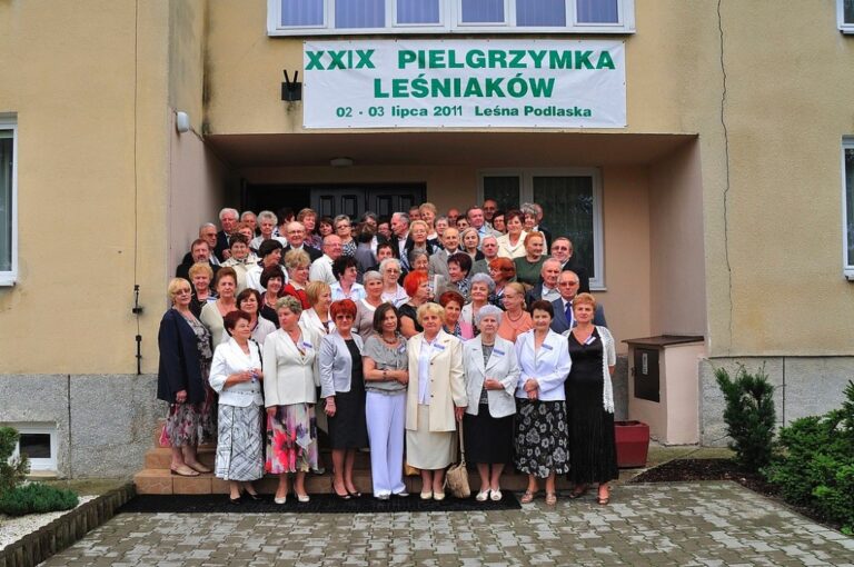 Zdjęcie pamiątkowe przed internatem 4