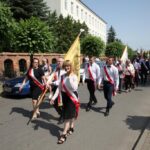 Uroczyste przejście do kościoła