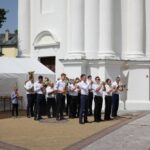 Orkiestra podczas wejścia do kościoła