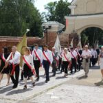 Uroczyste przejście do kościoła 3