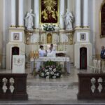 Na ołtarzu podczas Mszy Św.