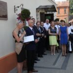 Odsłonięcie tablicy na budynku szkoły