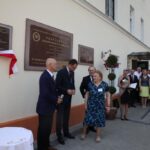 Odsłonięcie tablicy na budynku szkoły 3