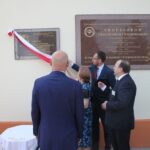 Odsłonięcie tablicy na budynku szkoły 5