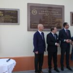 Odsłonięcie tablicy na budynku szkoły 6