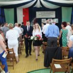 Uczniowie z kwiatami