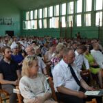 Dyrekcja, społeczność szkoły i zaproszeni goście podczas uroczystości 2