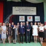 Dyrekcja z nagrodzonymi nauczycielami i pracownikami szkoły