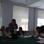 Absolwenci przeglądają kroniki szkolne 2