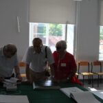 Absolwenci przeglądają kroniki szkolne 3