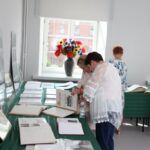 Absolwenci przeglądają kroniki szkolne 4