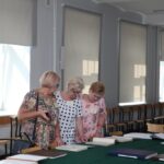 Absolwenci przeglądają kroniki szkolne 5