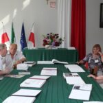 Absolwenci przeglądają kroniki szkolne 6