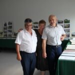 Absolwenci przeglądają kroniki szkolne 7