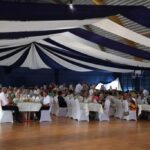 Za stołami podczas imprezy 3