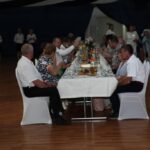 Za stołami podczas imprezy 4