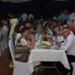 Za stołami podczas imprezy 5