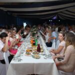 Za stołami podczas imprezy 6