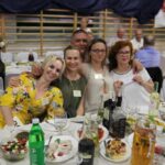 Za stołami podczas imprezy 2