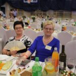 Za stołami podczas imprezy 9