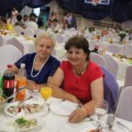 Za stołami podczas imprezy 10