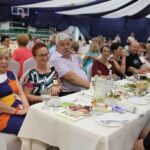 Za stołami podczas imprezy 11