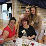 Za stołami podczas imprezy 12