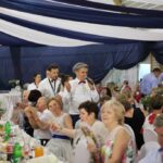 Za stołami podczas imprezy 13