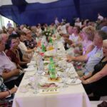 Za stołami podczas imprezy 15