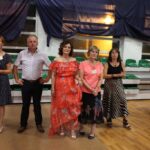 Zdjęcia grupowe podczas przyjęcia 4