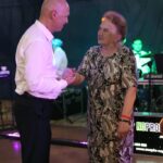 Zdjęcia grupowe podczas przyjęcia