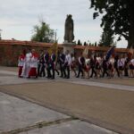 Uroczysta procesja do kościoła z pocztami sztandarowymi