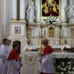 Na ołtarzu podczas Mszy Św. 8