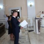 Uczniowie przed ołtarzem