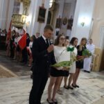 Procesja uczniów z kwiatami